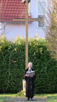 Auferstehungsfeier auf dem Friedhof vor dem Kreuz