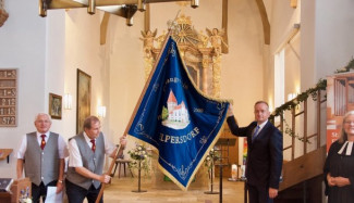 Übergabe der Fahne des Gesangsvereins